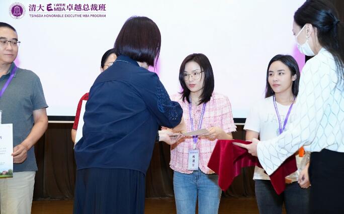 韓秀云教授為清大工商管理EMBA卓越總裁班80期同學現場頒發入學通知